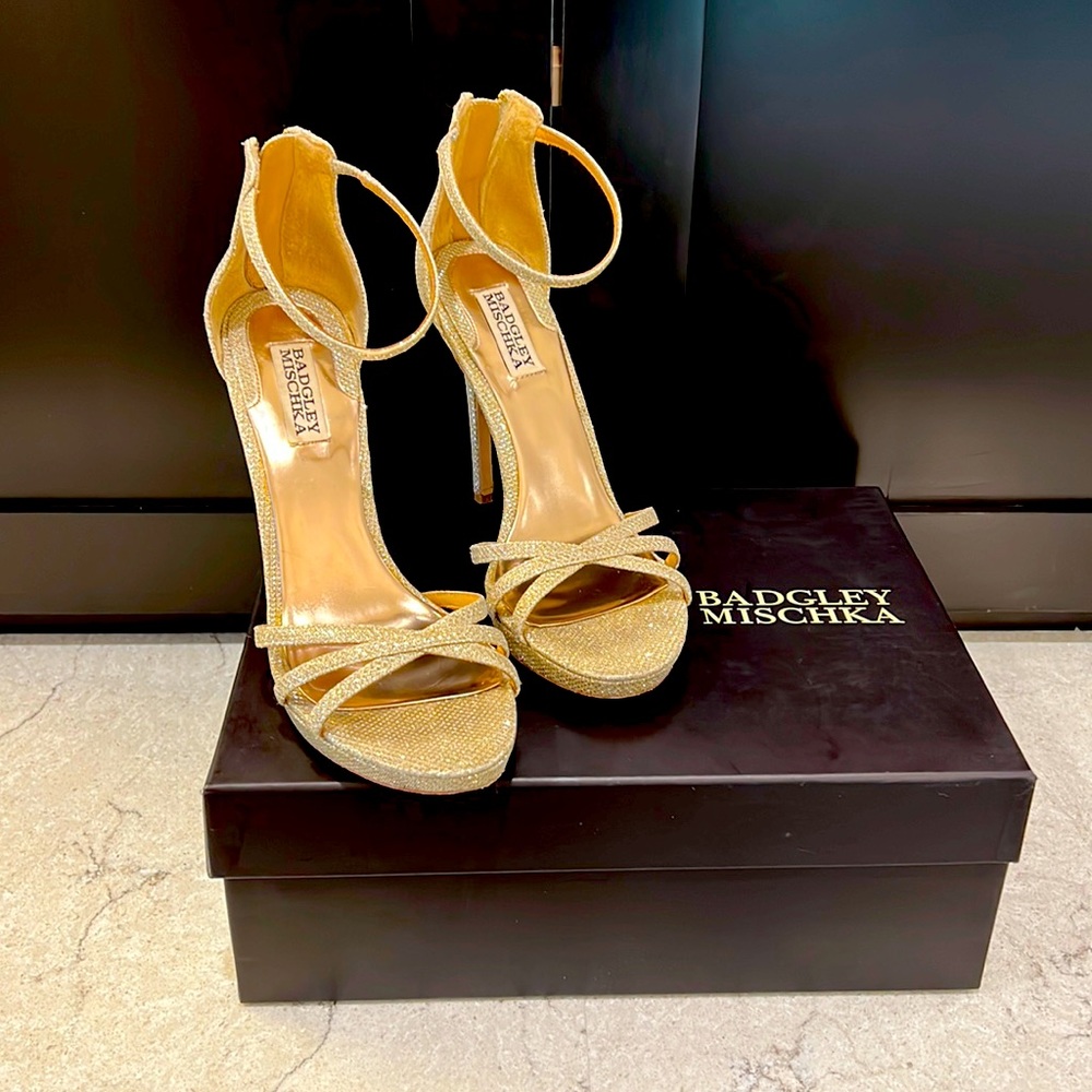 Badgley Mischka platinum heels in excellent condition. Signify. Size 8.5.